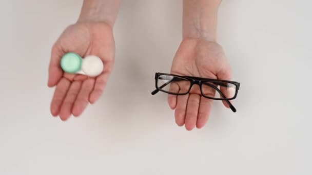 女人在镜片和眼镜之间做出选择 权衡利弊 选择护目镜 — 图库视频影像