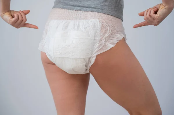 Rückansicht Einer Frau Die Auf Windeln Für Erwachsene Zeigt Inkontinenzproblem — Stockfoto
