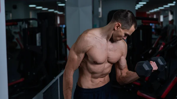 Gömleksiz Bir Adam Spor Salonunda Dambıllarla Kol Egzersizi Yapıyor — Stok fotoğraf