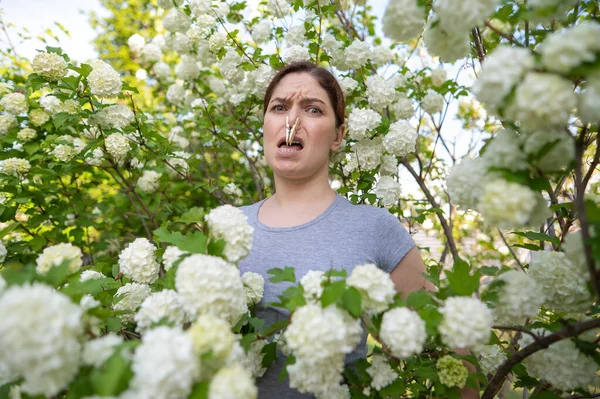 Нещаслива Жінка Одягом Ніс Прогулянці Квітучому Парку — стокове фото