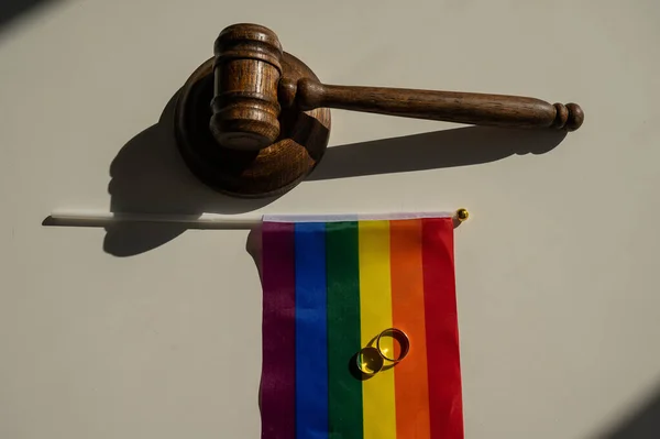 Легалізація Одностатевих Шлюбів Веселковий Прапор Обручки Судді Подарували — стокове фото