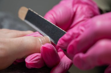 Usta, istemciye donanım pedikürü yapar