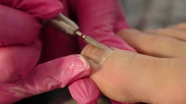 Usta, istemciye donanım pedikürü yapar