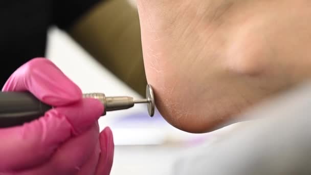 Vrouw Professionele Pedicure Procedure Door Schurende Schijf Machine Schoonheidssalon — Stockvideo