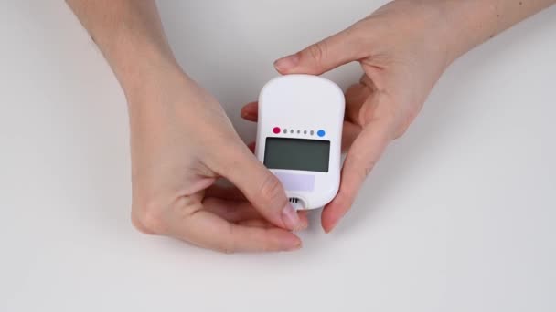 Женщина Измеряет Уровень Сахара Крови Глюкометром — стоковое видео