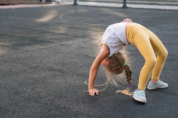 Kavkazská Dívka Dělá Bridž Cvičení Sportovním Hřišti Venku — Stock fotografie