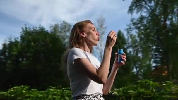 Mujer Caucásica Feliz Soplando Burbujas Jabón Naturaleza Vídeo 360 Grados — Vídeos de Stock