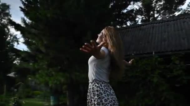 Mujer Caucásica Feliz Extendió Sus Brazos Los Lados Aire Libre — Vídeos de Stock