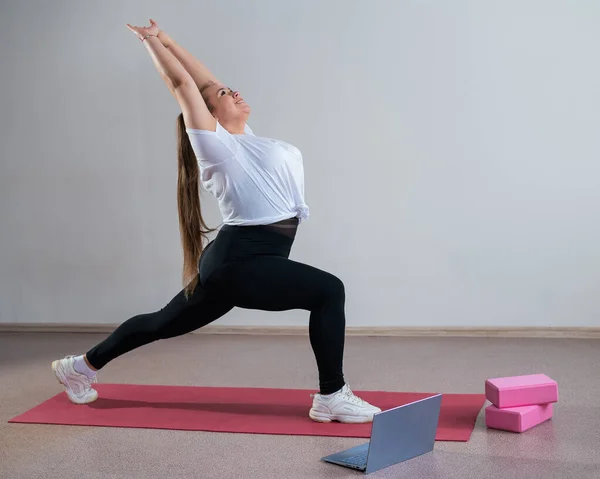 Genç Artı Boyutlu Kadın Nternet Esniyor Esnek Kız Yoga Yapıyor — Stok fotoğraf