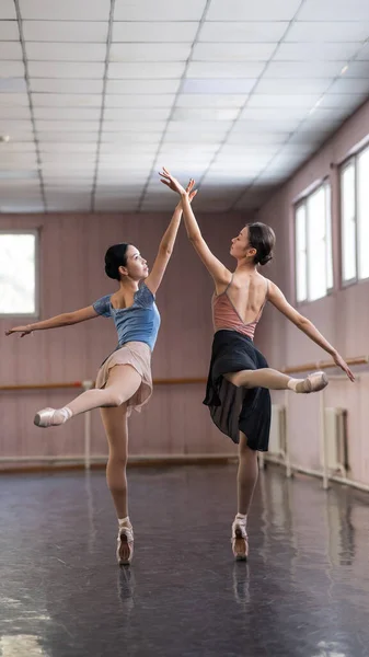 Класі Танцюють Дві Азіатські Балерини — стокове фото