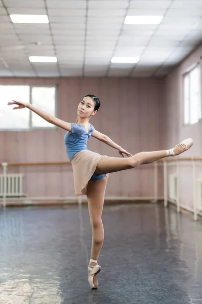 Pełna Wdzięku Azjatycka Balerina Niebieskim Body Beżowej Spódnicy Ćwiczy Lekcji — Zdjęcie stockowe