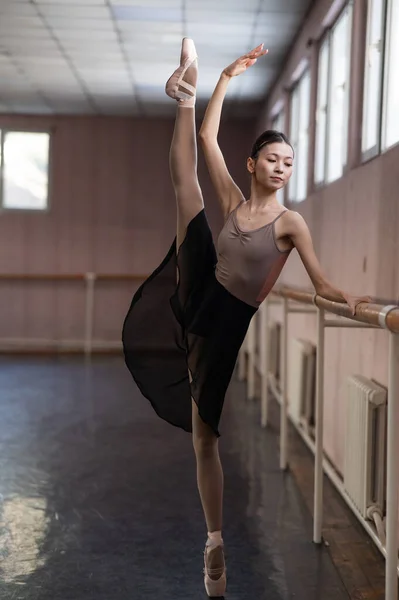 Půvabná Asijská Baletka Béžovém Obleku Černé Sukni Nacvičování Taneční Třídě — Stock fotografie
