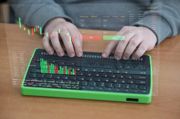 Vak Ember Egy Számítógépet Használ Braille Kijelzővel Egy Számítógép Billentyűzetével — Stock Fotó