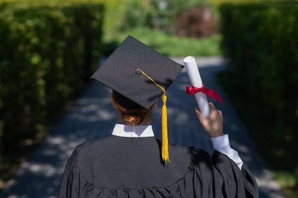 Mezuniyet Elbisesi Giymiş Elinde Diplomasıyla Üniversitenin Yanında Duran Beyaz Bir — Stok fotoğraf