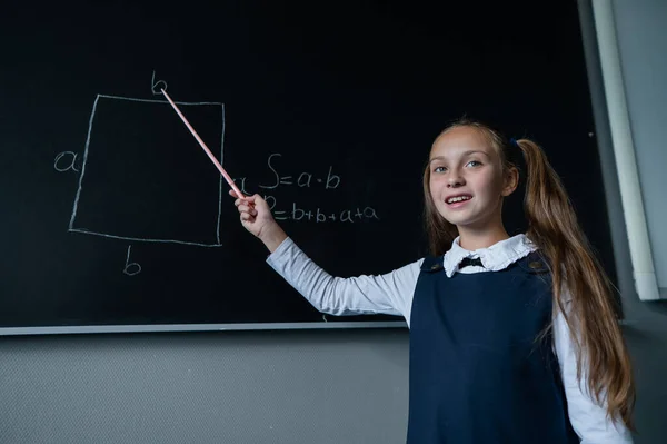 Iskoláslány Válaszol Órán Kaukázusi Lány Képletet Egy Táblára — Stock Fotó