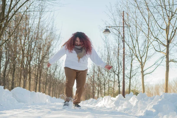 Χαμογελώντας Παχουλή Κοκκινομάλλα Γυναίκα Τρέχει Στο Πάρκο Χειμώνα — Φωτογραφία Αρχείου