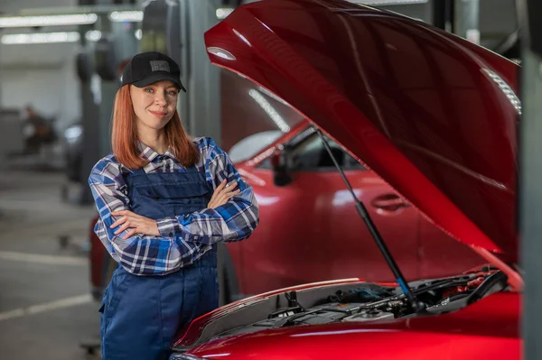 Žena Auto Mechanik Stojí Otevřené Kapoty Auta Rukama Zkříženýma Prsou — Stock fotografie