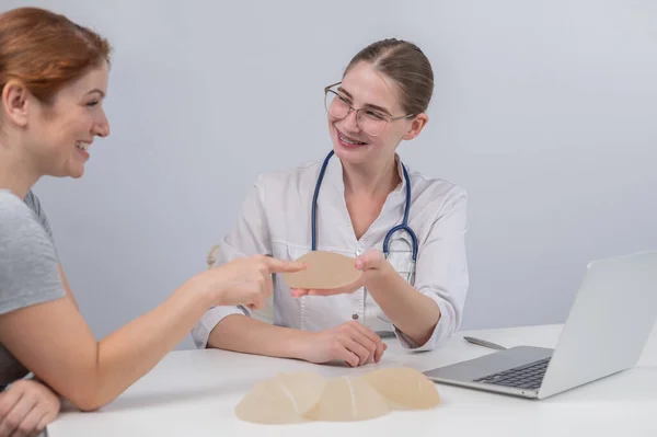 Caucasian Woman Plastic Surgeon Touching Choosing Breast Implants — Foto Stock