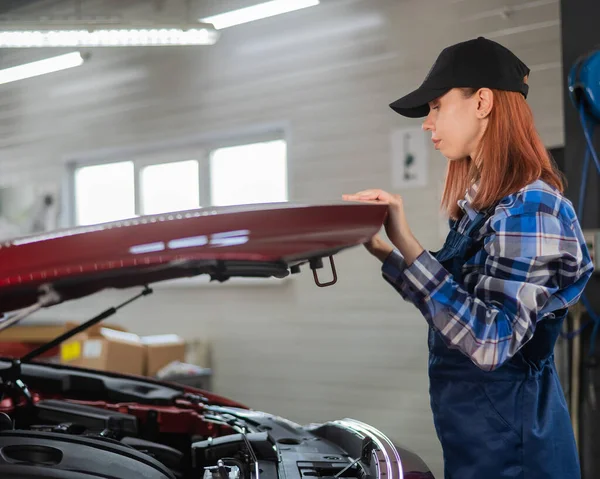 Woman Auto Mechanic Opens Hood Car Car Service — Stock Photo, Image