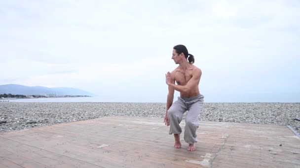 Homem Caucasiano Pratica Artes Marciais Livre Equilíbrio Meditação — Vídeo de Stock