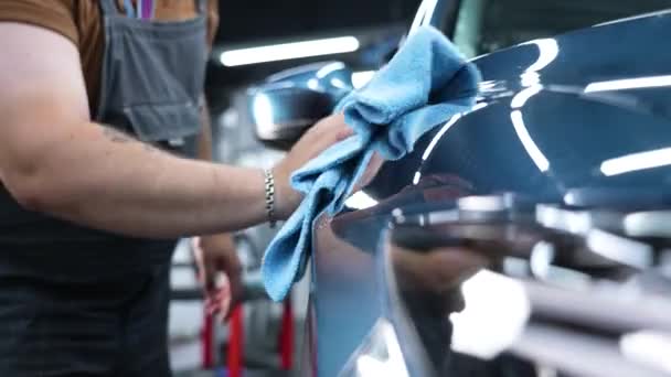 Майстер Автосервісі Протирає Машину Серветкою Після Нанесення Захисної Броньової Плівки — стокове відео
