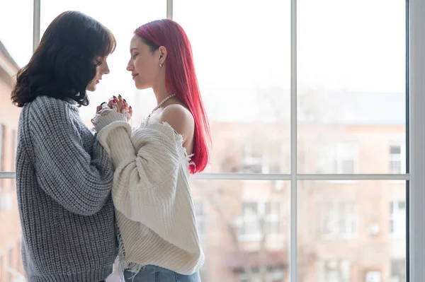 Twee Vrouwen Gekleed Truien Zitten Bij Het Raam Knuffelen Zachtjes — Stockfoto