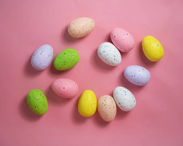 Pembe Arka Planda Boyanmış Bıldırcın Yumurtaları Paskalya Süslemeleri — Stok fotoğraf