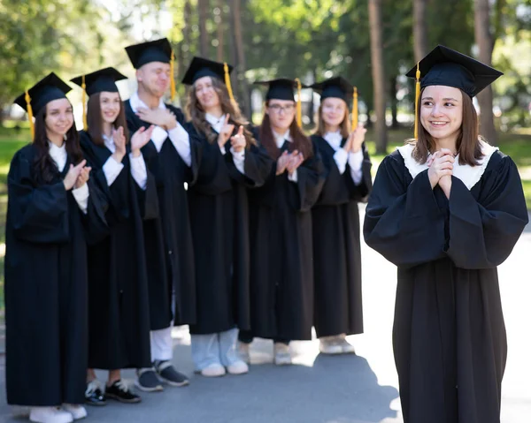Μια Ομάδα Χαρούμενων Μαθητών Φορέματα Αποφοίτησης Στην Ύπαιθρο Ένα Νεαρό — Φωτογραφία Αρχείου