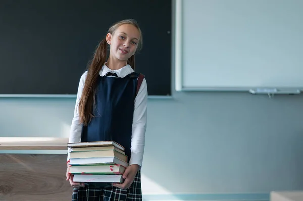Portret Van Een Blank Schoolmeisje Met Een Rugzak Het Meisje — Stockfoto