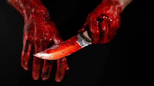 Cuchillo Hombre Con Mano Ensangrentada Sobre Fondo Negro — Foto de Stock