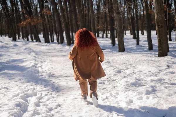 Портрет Збудженої Рудої Кучерявої Товстої Жінки Парку Взимку — стокове фото