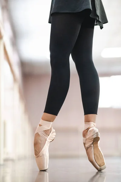 ダンスクラスのポイントシューズのクローズアップが バレリーナ — ストック写真