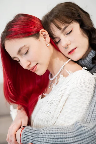Twee Jonge Blanke Vrouwen Omhelzen Teder Relaties Van Hetzelfde Geslacht — Stockfoto