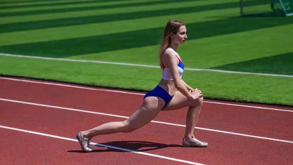 Młoda Kaukaska Kobieta Jest Zaangażowany Jogging Stadionie Świeżym Powietrzu — Zdjęcie stockowe