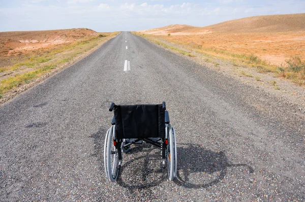 Bozkırlarda Otoyolda Boş Tekerlekli Sandalye — Stok fotoğraf