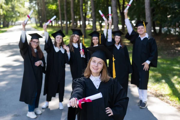 Glückliche Junge Kaukasierin Die Mit Ihren Klassenkameraden Den Abschluss Feiert — Stockfoto