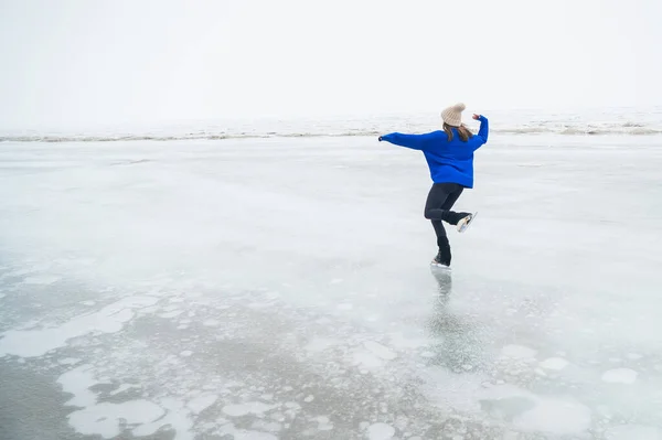 Caucasian Woman Blue Sweater Skating Frozen Lake — Stock fotografie