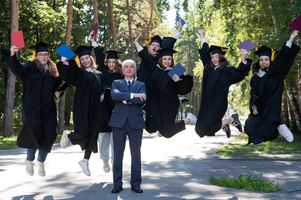 Professor Universitário Sete Graduados Vestidos Estão Pulando Livre — Fotografia de Stock