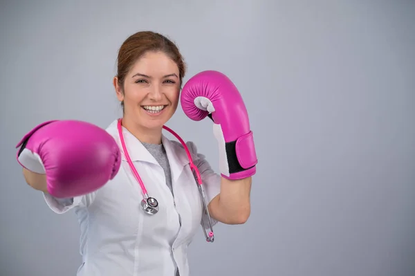 Mulher Médico Luvas Boxe Rosa Fundo Branco — Fotografia de Stock