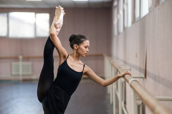 Asian Woman Doing Splits Ballet Barre — Fotografia de Stock