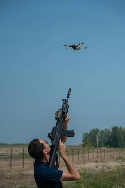 Homem Tem Como Objectivo Disparar Contra Drone Voador Contra Céu — Fotografia de Stock