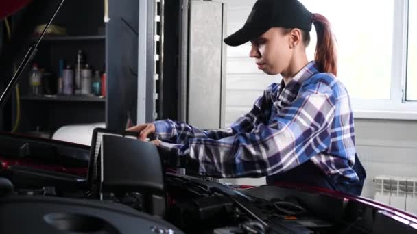 Caucasian Female Auto Mechanic Changes Engine Air Filter Car — Stock Video