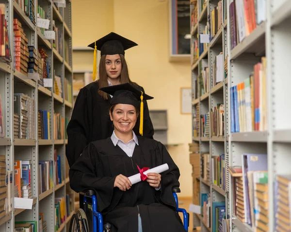 Счастливая Молодая Женщина Женщина Инвалидной Коляске Выпускном Платье Дипломом Руках — стоковое фото