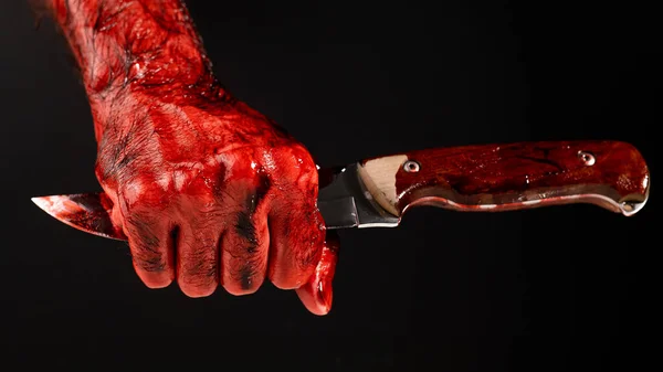 Hombre Con Las Manos Ensangrentadas Sostiene Cuchillo Por Hoja Sobre — Foto de Stock