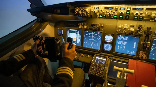 Uomo Sta Studiando Diventare Pilota Simulatore Volo Primo Piano Delle — Foto Stock