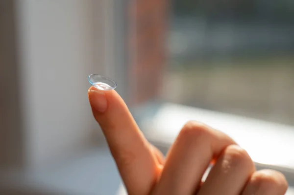 Close Contact Lens Womans Index Finger — 스톡 사진