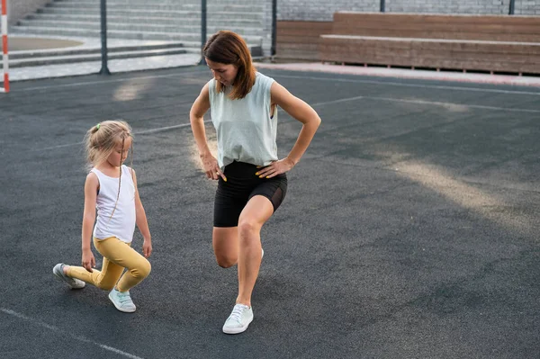 Мать Дочь Занимаются Спортом Свежем Воздухе Кавказка Девочка Занимаются Фитнесом — стоковое фото