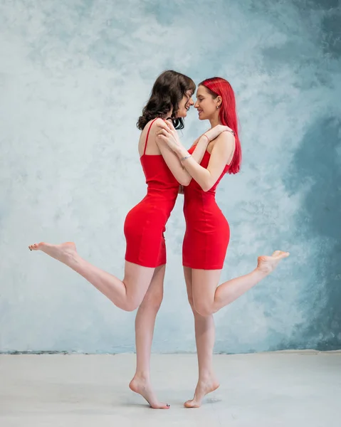 Portrait Complet Deux Femmes Tendrement Embrassées Vêtues Robes Rouges Identiques — Photo