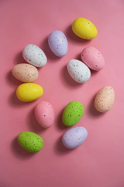 Huevos Pintados Codorniz Sobre Fondo Rosa Decoraciones Pascua — Foto de Stock