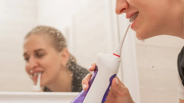 Dişlerinde Diş Teli Olan Bir Kadın Sulayıcı Kullanır Yakın Plan — Stok fotoğraf